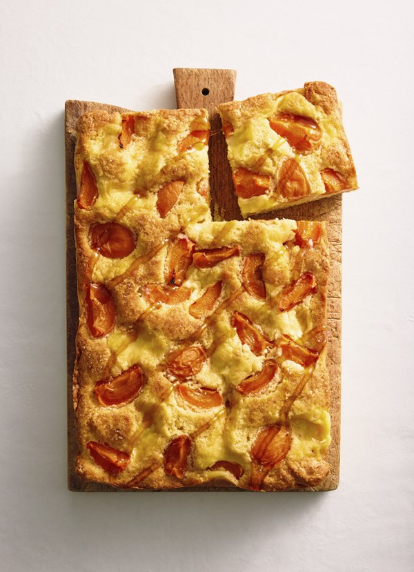 Fresh apricot, nutmeg and custard tray bake