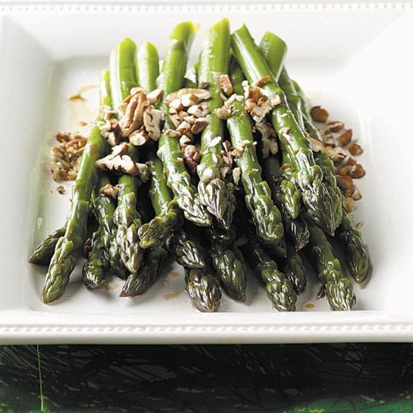 Fresh asparagus with pecans