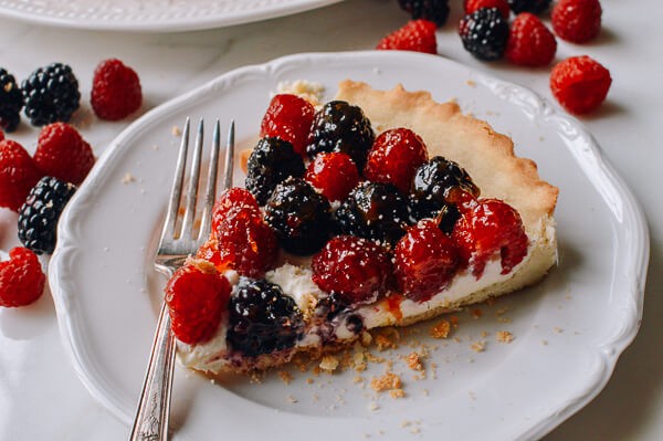 Fresh berry tart with sweet mascarpone filling