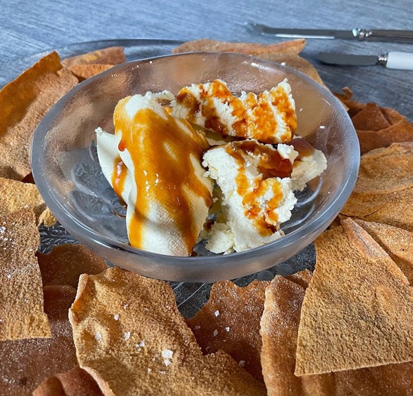 Fresh cheese with honeycomb syrup (Primo sale con abbamele)