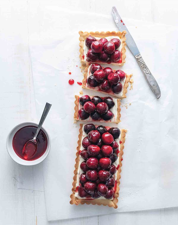 Fresh cherry tart with cream cheese filling