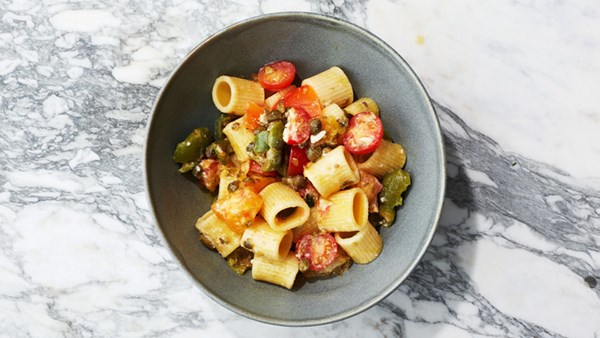 Fresh cherry-tomato pasta puttanesca