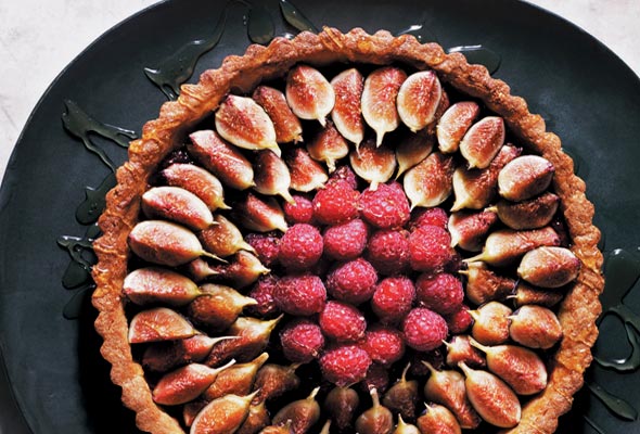 Fresh fig and raspberry tart with honey