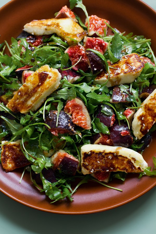 Fresh figs or pears with halloumi and rocket