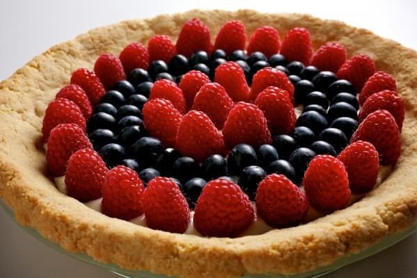 Fresh fruit and mascarpone pie with gluten-free crust