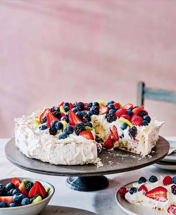 Fresh fruit hazelnut Pavlova (Meringa con frutta fresca e noccioline)