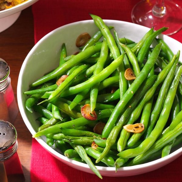Fresh green beans and garlic