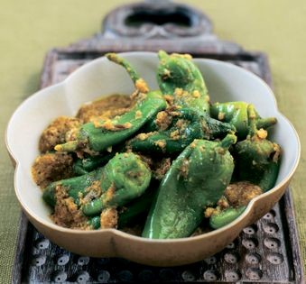 Fresh green chillies in coconut sauce