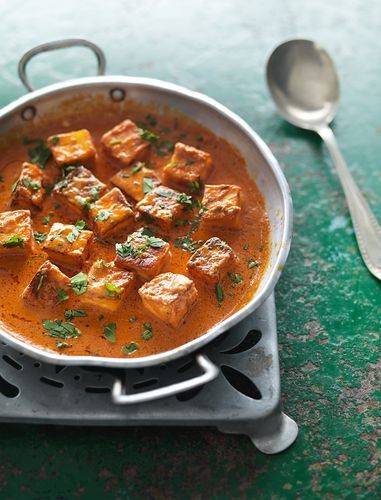 Fresh Indian cheese in a butter-tomato sauce (Paneer makhani)