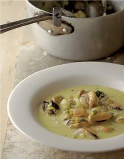 Fresh mussels with leek and potato, enriched with garlic mayonnaise (Mejillones al gazpachuelo)