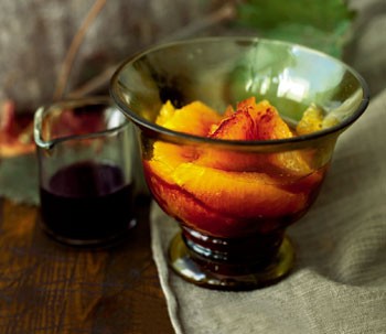 Fresh oranges with spiced red wine syrup