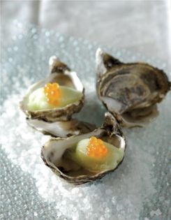 Fresh oysters with cucumber sorbet (Ostras con sorbete de pepinos)