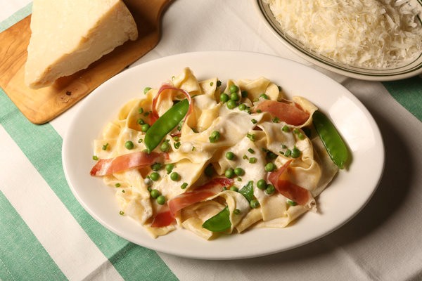 Fresh pasta with prosciutto and peas