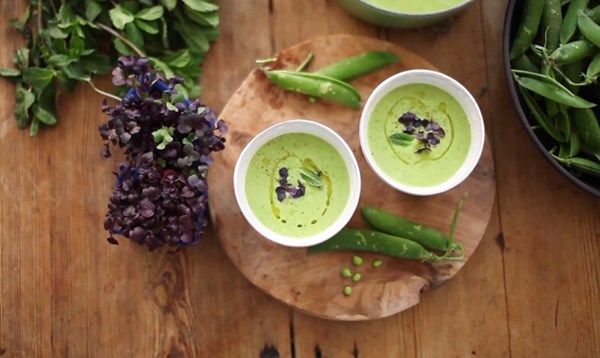 Fresh pea, mint & coconut soup