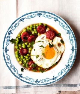 Fresh peas with sunny-side up eggs and sausage (Ervilhas com ovos)