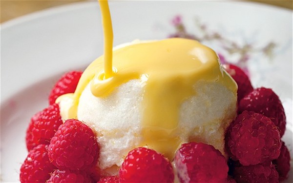 Fresh raspberries with soft lemon meringue