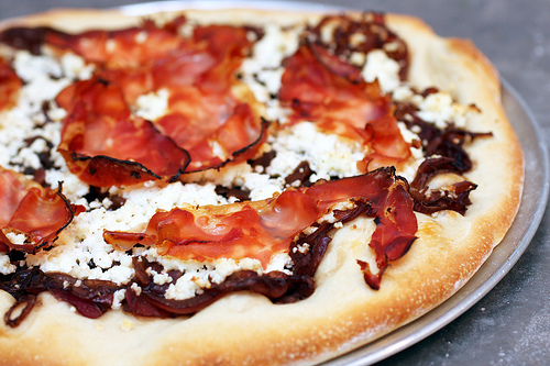 Fresh ricotta and red onion pizza