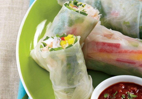 Fresh rolls with spicy almond dipping sauce