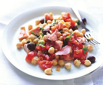 Fresh salmon salad with chickpeas and tomatoes