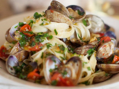Fresh seaside clam sauce (Sugo alle vongole)