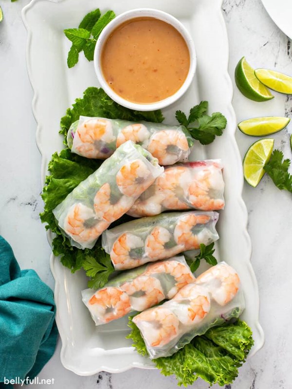 Fresh spring rolls with peanut sauce
