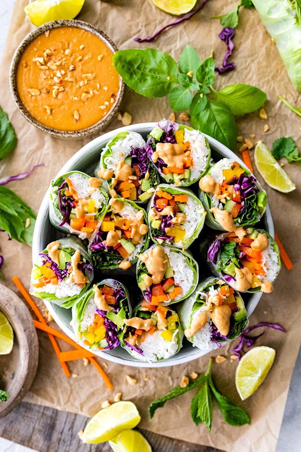 Fresh spring rolls with peanut diping sauce