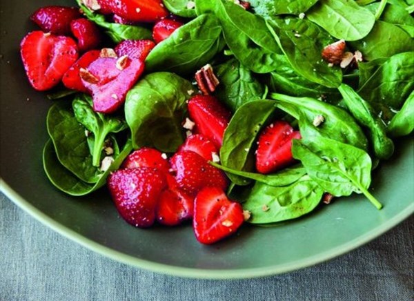 Fresh strawberry & spinach salad