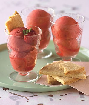 Fresh strawberry sorbet with shortbread cookies