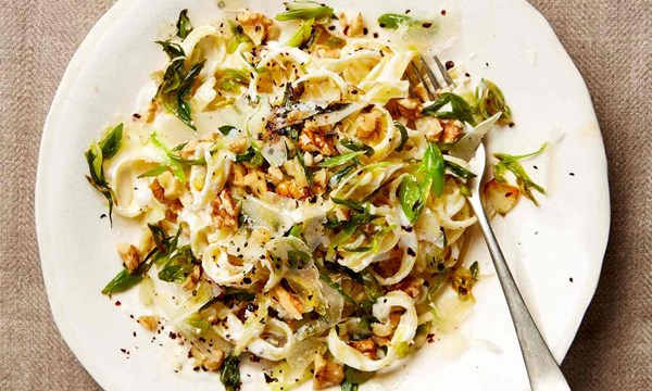 Fresh tagliatelle in yoghurt with spring onion and chilli