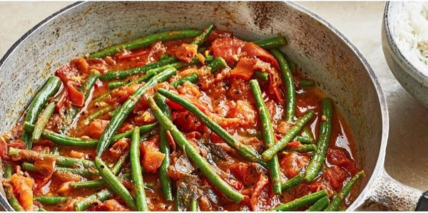 Fresh tomato and green bean curry