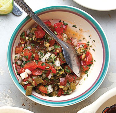 Fresh tomato and olive salsa (Salsa playera de lujo)