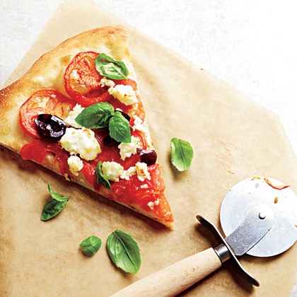 Fresh tomato-feta pizza