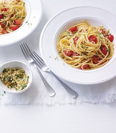 Fresh tomato linguine with parsley breadcrumbs