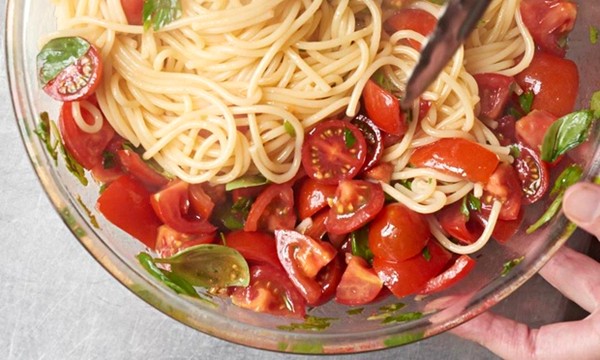 Fresh tomato "no cook" sauce