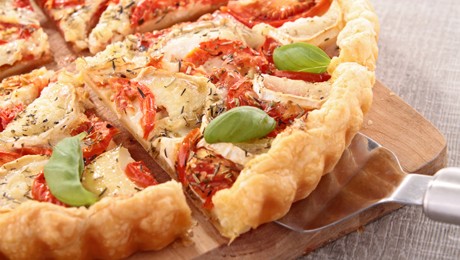 Fresh tomato tart with basil-garlic crust