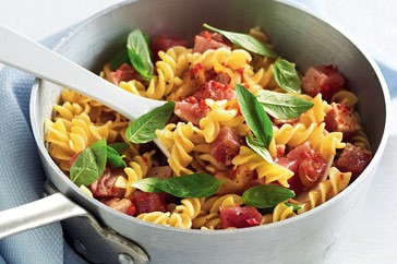Fresh tuna, chilli and basil fusilli