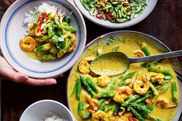 Fresh turmeric and peppercorn curry with prawns and asparagus