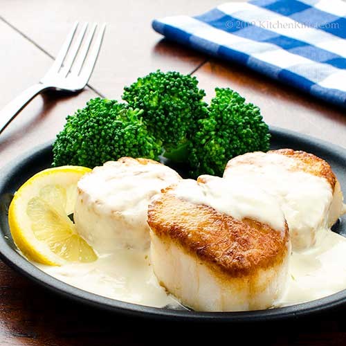 Fricassee of scallops in cream sauce (Fricassée de coquilles Saint-Jacques à la crème)