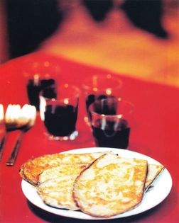 Fried aubergine with cheese (Berenjena con queso)