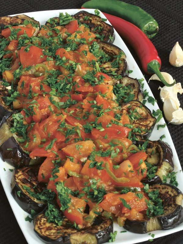 Fried aubergines with tomato sauce (Batinagane mekli ma banadoura)