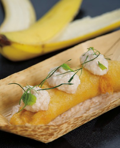 Fried banana with toasted coconut cream