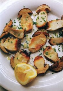Fried ceps with chives