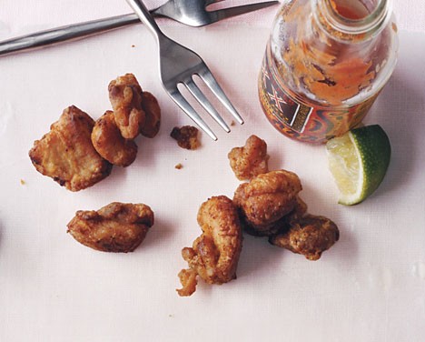 Fried chicken bites (Chicharrones de pollo)