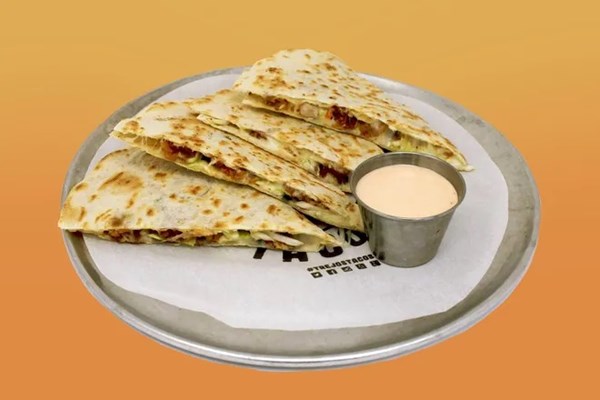 Fried chicken quesadilla (Pollo frito quesadilla)