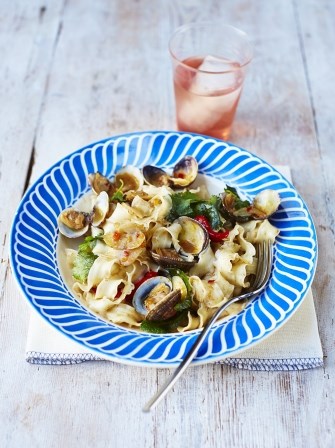 Fried clams with Thai noodles