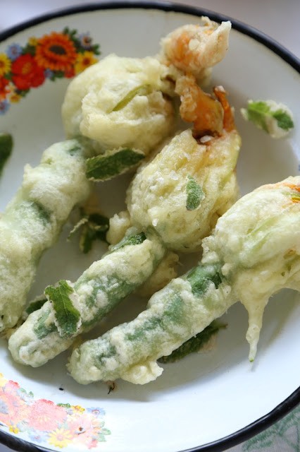 Fried courgette flowers stuffed with mozzarella