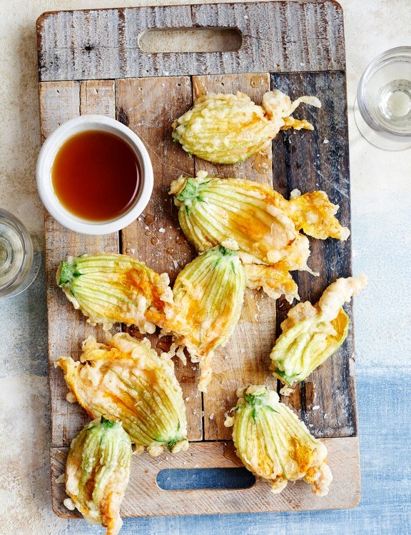 Fried courgette flowers with honey and vinegar