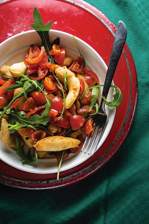 Fried dough with arugula and grape tomatoes (Angioletti fritti con rucola e pomodori)