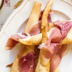Fried dough with prosciutto (Crescentine fritte)