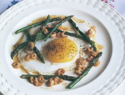 Fried duck's egg with brown shrimps and sprue asparagus